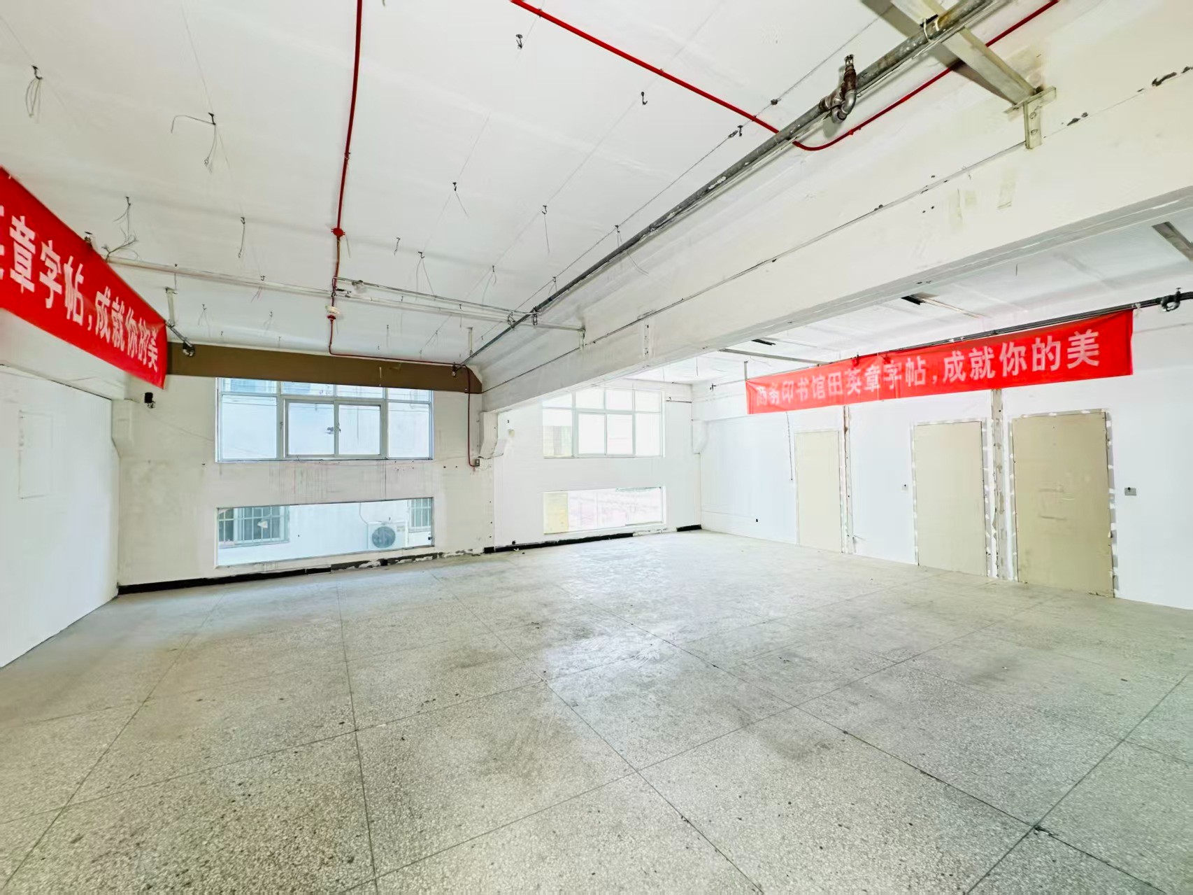 314省道辅路重点吸引人工智能应用、数字经济、电商直播、智能制造服务、软件开发、科技创新企业及创业团队入驻